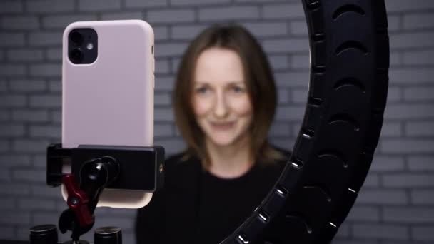 Video di blogger donna tiro storia con lampada ad anello su sfondo muro di mattoni — Video Stock