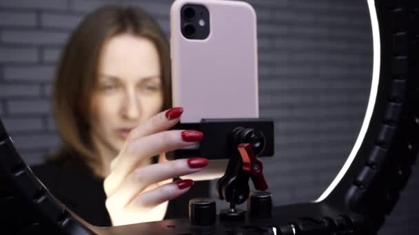 博客女性为博客拍摄故事的镜头 — 图库视频影像
