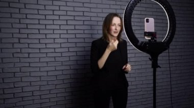 Blog 'u için takipçilerle konuşan bir kızın çekimleri