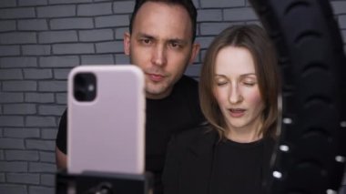 Blog için takipçilerle konuşan çiftlerin videosu