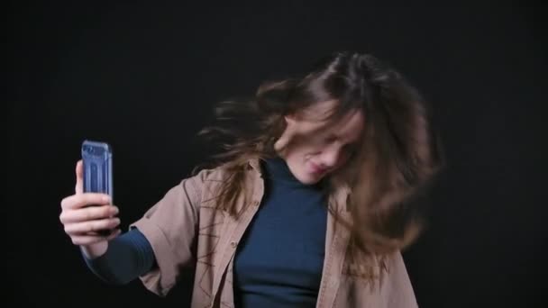 Zpomalit video třesoucí se vlasy dívka — Stock video