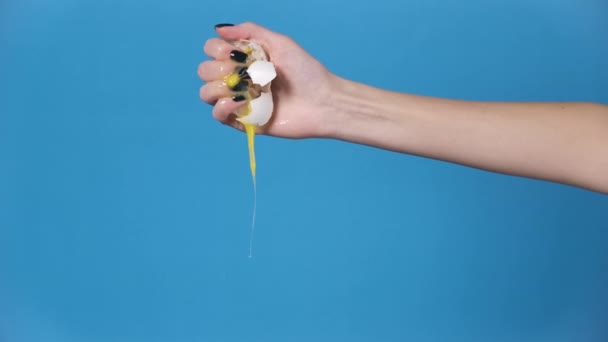 Powolny film z rozbitym jajkiem w ręce kobiet — Wideo stockowe