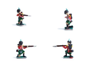 Beyaz arka planda tüfekli teneke askerlerin 1 'de 4' ü.