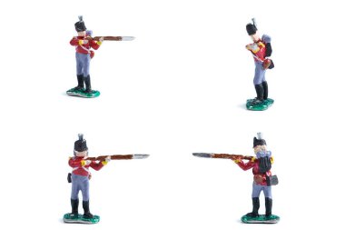 Kırmızı üniformalı ve tüfekli el yapımı teneke askerlerin 4 'te 4' ü