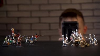 Teneke askerleri fotoğraflayan dört yaşındaki bir çocuğun videosu.