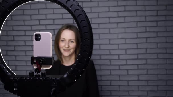 博客女性用戒指灯拍摄故事的镜头 — 图库视频影像