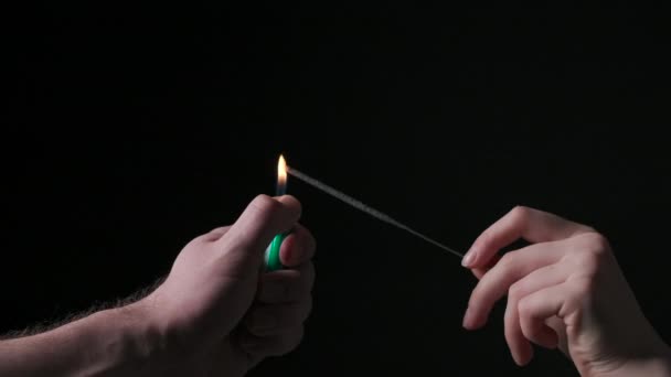 Zpomalené video hořící bengálské svíčky v ženské ruce — Stock video