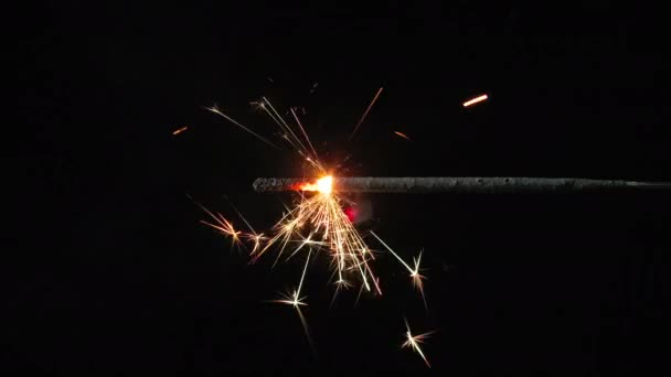 Langzame beweging schieten van brandende bengaalkaars — Stockvideo
