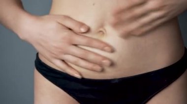 Siyah külotlu apandisit yarası olan bir kadının vurulması.