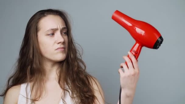 Vidéo de femme malheureuse avec des cheveux abîmés après sèche-cheveux — Video