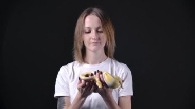 Elinde albino piton olan bir kadının yavaş hareketi.