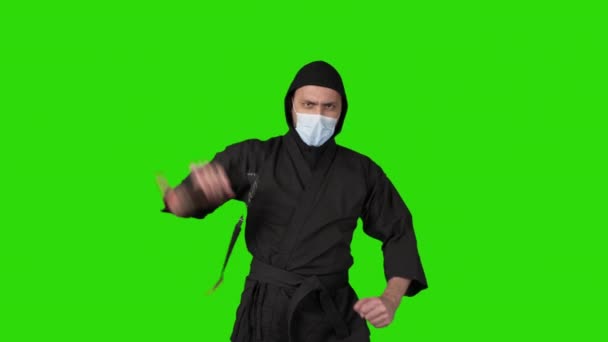 Video von Mann im schwarzen Kostüm Ninja mit Nunchucks — Stockvideo