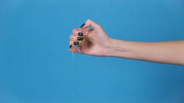 Kadınların elinde kırılan yumurtanın yavaş çekim gücü.