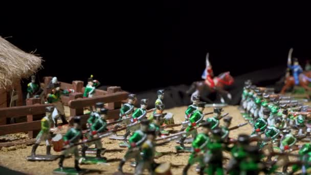 Schieten van metalen soldaten en 19e eeuwse oorlogsreconstructie — Stockvideo