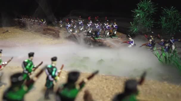 Teneke askerlerin vurulması ve dumanlı savaş canlandırması — Stok video