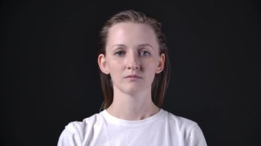 Kadının kameraya baktığı yavaş çekim videosu