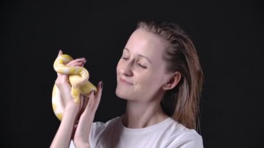 Kadının favori evcil hayvanı olan albino pitonu ağır çekim videosu.