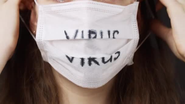 Meisje dressing medisch masker op grijze achtergrond — Stockvideo