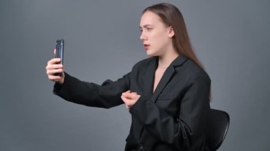 Genç bir kadının video konuşmasının yavaş çekim videosu.