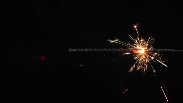 Zpomalený pohyb hořící bengálské svíčky — Stock video