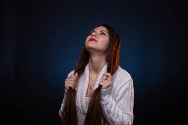 Immagine di guardare in alto bruna giovane donna con i capelli lunghi e le labbra rosse — Foto Stock