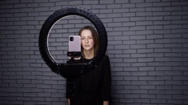 Blog 'u için takipçilerle konuşan kadın videosu