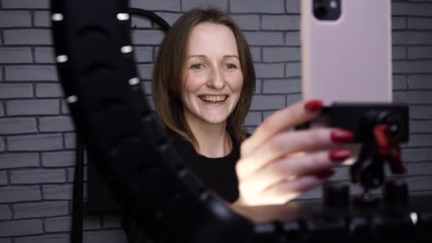 博客女性用智能手机拍摄故事的视频 — 图库视频影像