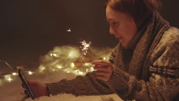 Video chiamata di ragazza in maglione lavorato a maglia con candela scintillante — Video Stock