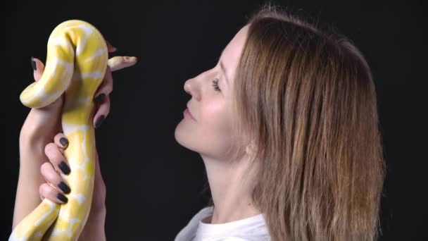 Zeitlupe von Frau mit Albino-Python in Gesichtsnähe — Stockvideo