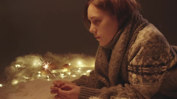 穿着针织毛衣、头戴闪光蜡烛的寂寞女孩的射击 — 图库视频影像