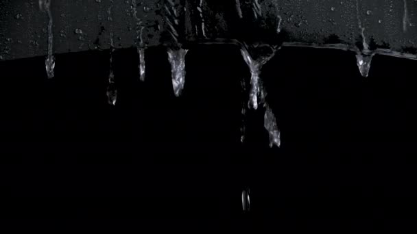 Zeitlupe von Regentropfen auf schwarzen Regenschirmen — Stockvideo