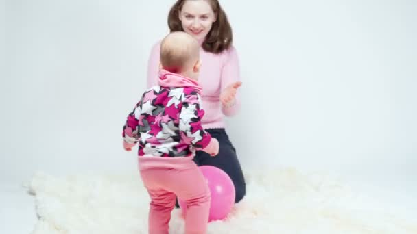 Відео мама грає з маленькою дівчинкою — стокове відео