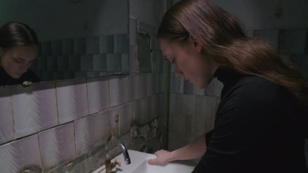 Vídeo en cámara lenta de la joven mujer lavando la cara — Vídeos de Stock