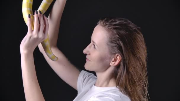 Медленная съемка женщины, ставящей альбиноса питона — стоковое видео