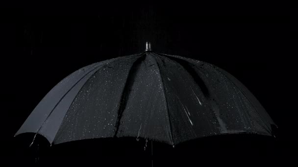 Slow motion video of black umbrella and water drops — Stock Video
