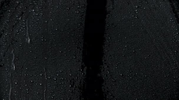 Langsame Nahaufnahme von schwarzem Regenschirm und Wassertropfen — Stockvideo