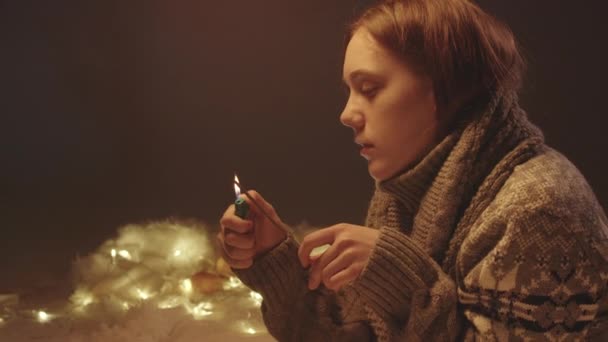 Відео дівчини в трикотажному светрі зі свічкою іскри — стокове відео