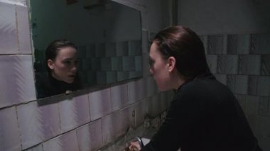 Genç bir kadının banyodaki yavaş çekim videosu.