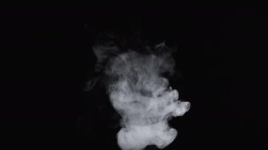 Yavaş hareket eden beyaz bulutlu e-sigara dumanı