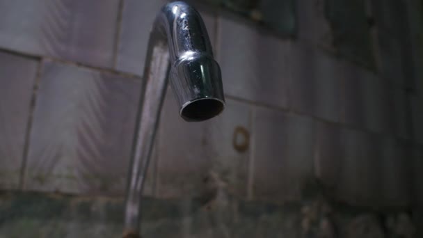 Lassú mozgás videó vízcseppek csapból a szegény fürdőszobában — Stock videók