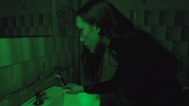 Verde video de color de la joven mujer lavando la cara — Vídeos de Stock