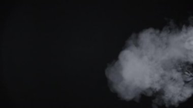 Yavaş çekim bulutlu e-sigara dumanı