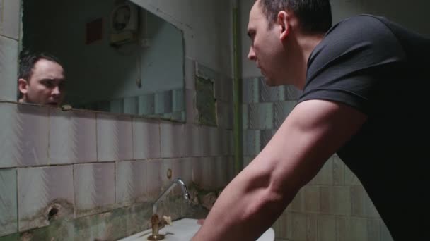 Powolny film z człowiekiem myjącym twarz — Wideo stockowe