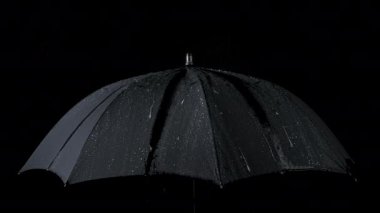 Yavaş çekim siyah şemsiye ve su damlaları