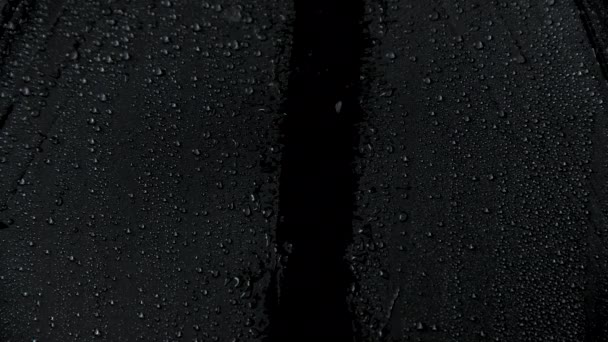 Disparo lento de primer plano de paraguas negro y gotas de agua — Vídeos de Stock