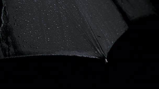 Медленное крупным планом видео черного влажного зонта и дождливых капель — стоковое видео