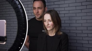 Tuğla duvar arkasında çiftlerin takipçilerle konuştuğu bir video.