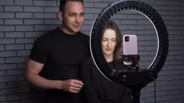 Yüzük lambasıyla takipçilerle konuşan blog yazarı çiftin videosu