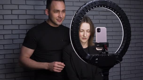 Video of blogger couple with ring led lamp talking with followers — Stock Video