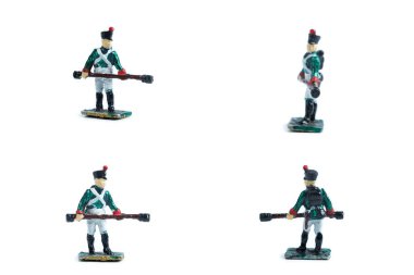 Beyaz arka planda tüfekli el yapımı metal askerlerin 4 'te 1' i